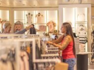 Joven mujer atiende a una cliente en una tienda de ropa Trabajar con Visa de Estudiante en Australia