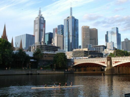 Amanecer en la ciudad de Melbourne al lado del rio y unos atletas