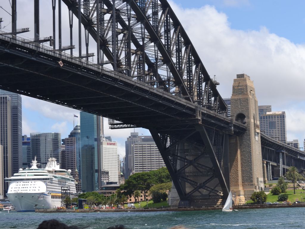 Crucero blanco en el Puente de la Bahía de Sídney Sydney Harbour Bridge