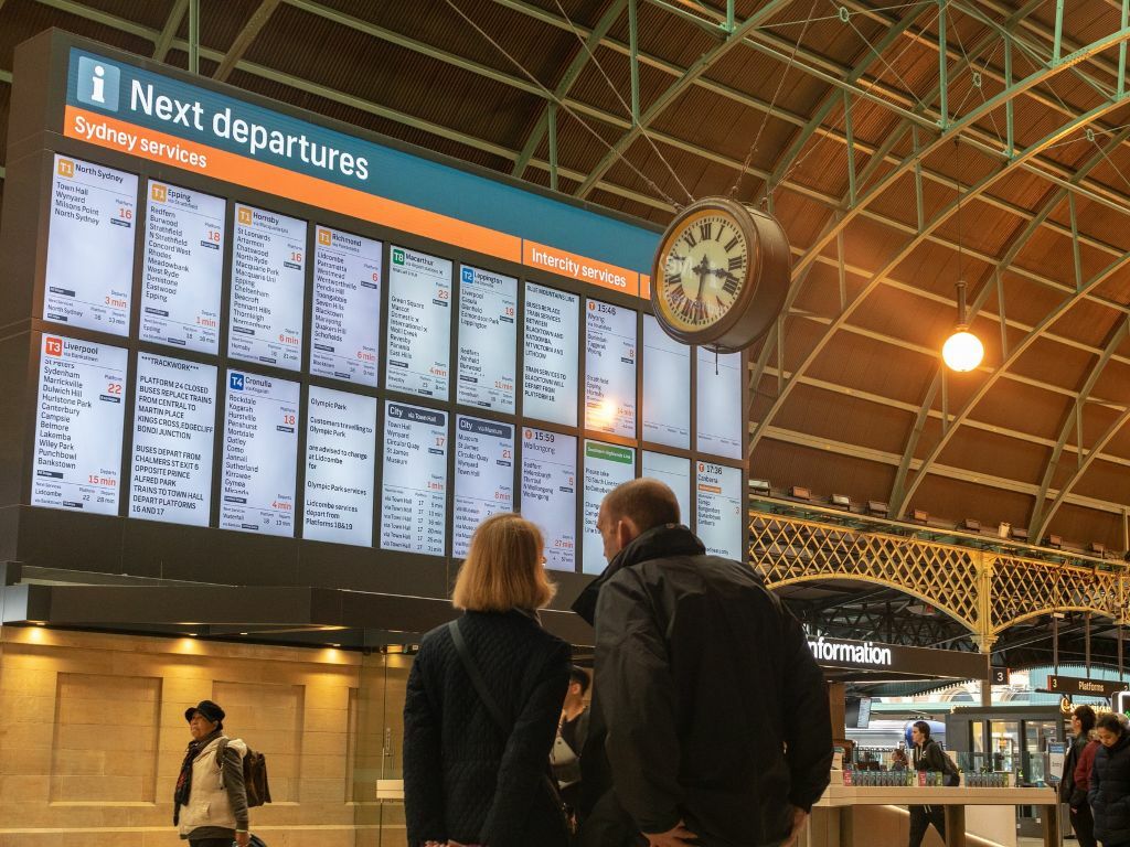Pizarra de información en la estación central del tren de la ciudad de Sydney