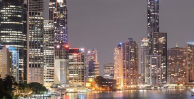 Noche en la ciudad de Brisbane al lado del rio principales rascacielos