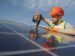 Joven ingeniero reparando un panel solar con casco naranja Australia visa 476
